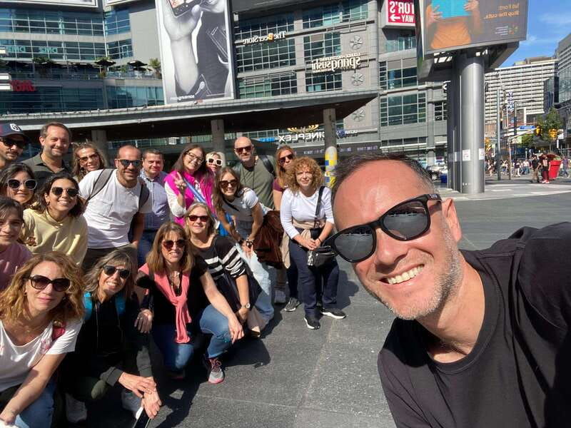 downtown-toronto-walking-tour-experience-english-spanish