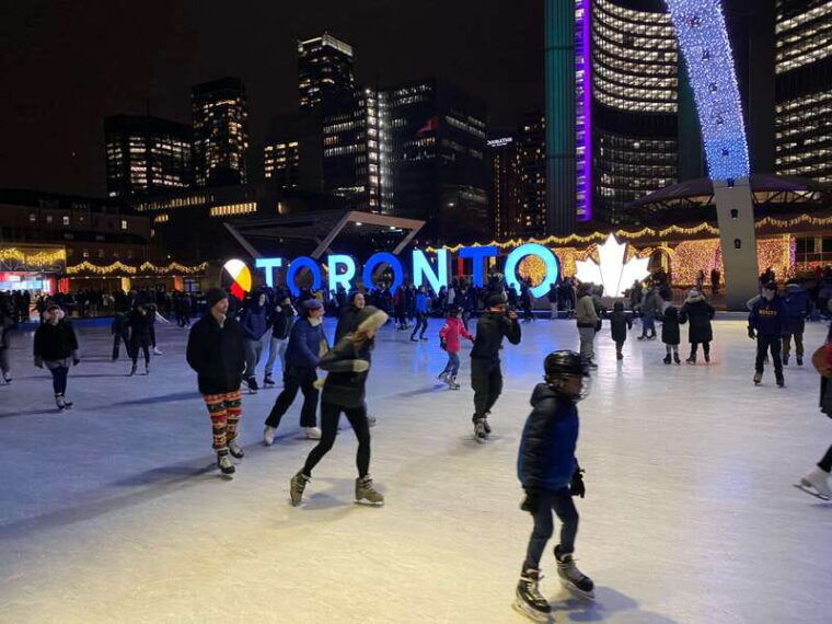 downtown-toronto-walking-tour-experience-english-spanish