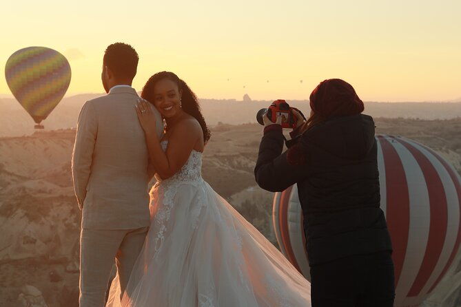 dreamlike-professional-photo-shoot-with-balloons-in-cappadocia
