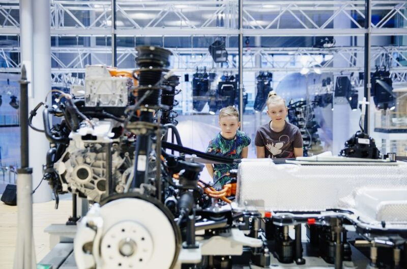dresden-special-tour-for-children-families-vw-factory