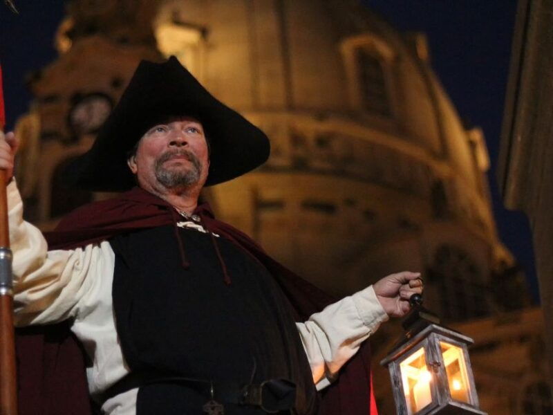 dresden-the-original-night-watchman-tour-in-lantern-light