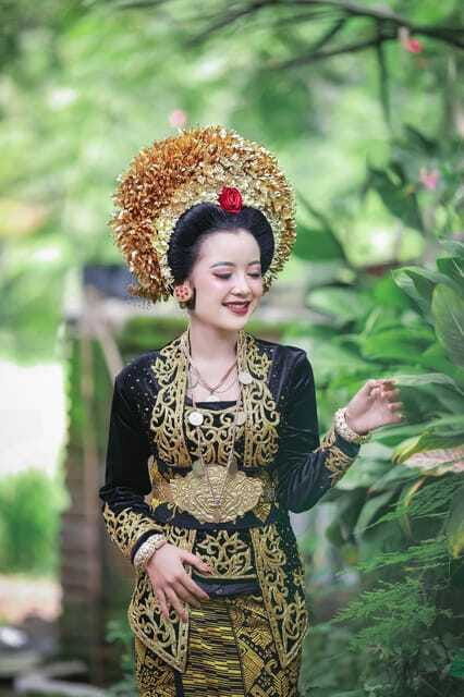 dress-up-like-the-king-and-queen-of-lombok