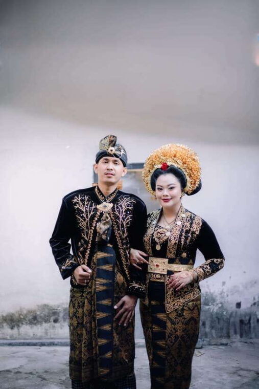 dress-up-like-the-king-and-queen-of-lombok