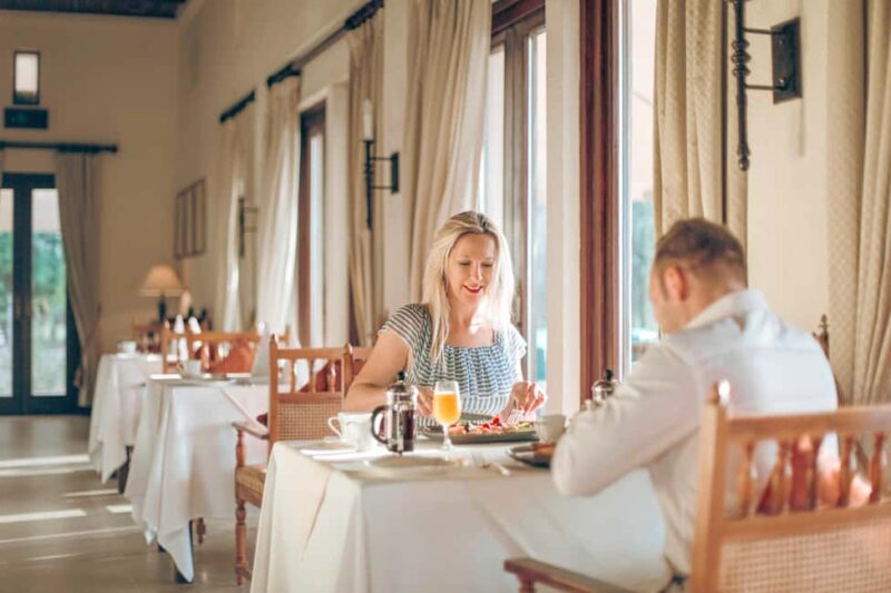 Dubai: Private Falconry, Desert Safari and Al Maha breakfast - FAQs
