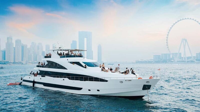 Dubai: Superyacht Experience with Live Music & Drinks - Key Points