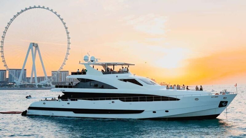 Dubai: Superyacht Experience with Live Music & Drinks - The Vibe: Music, Food, and Atmosphere