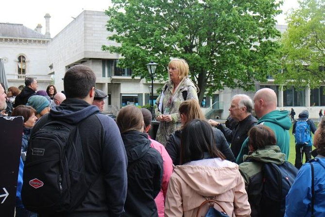 dublin-book-of-kells-castle-and-molly-malone-statue-guided-tour