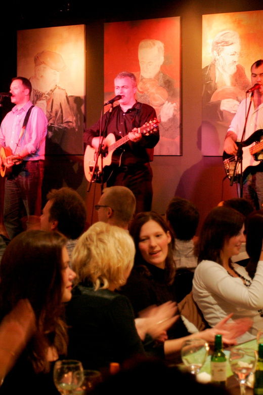 dublin-irish-night-show-at-the-merry-ploughboy-pub