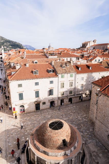 dubrovnik-old-town-night-tour-with-history-wine-bites