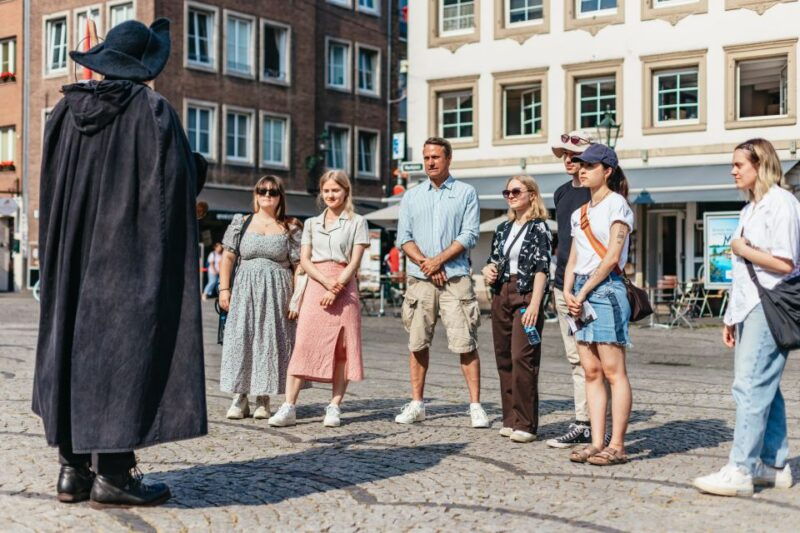 dusseldorf-guided-tour-with-a-night-watchman
