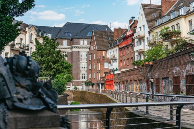 dusseldorf-guided-tour-with-a-night-watchman