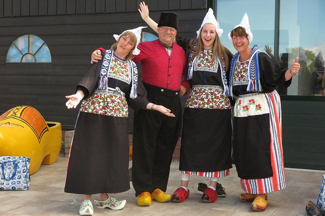dutch-experience-in-volendam-with-traditional-outfits