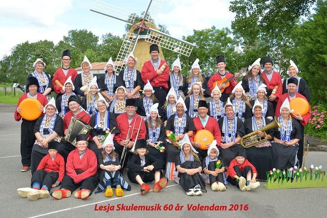 dutch-experience-in-volendam-with-traditional-outfits