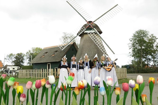 dutch-experience-in-volendam-with-traditional-outfits