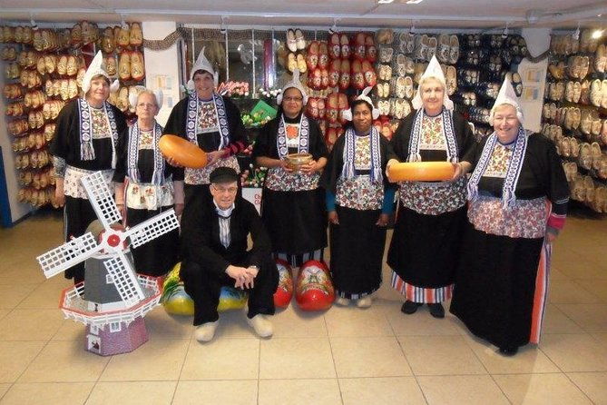dutch-experience-in-volendam-with-traditional-outfits