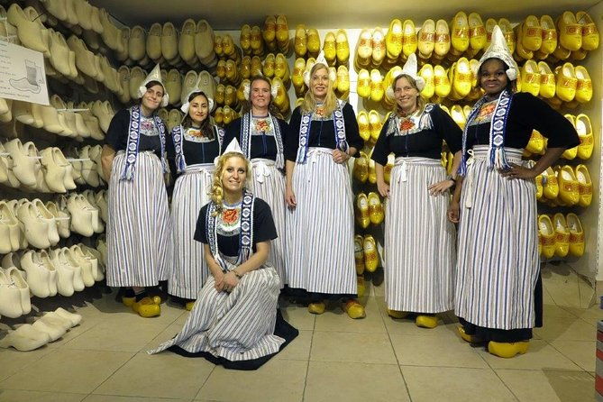 dutch-experience-in-volendam-with-traditional-outfits