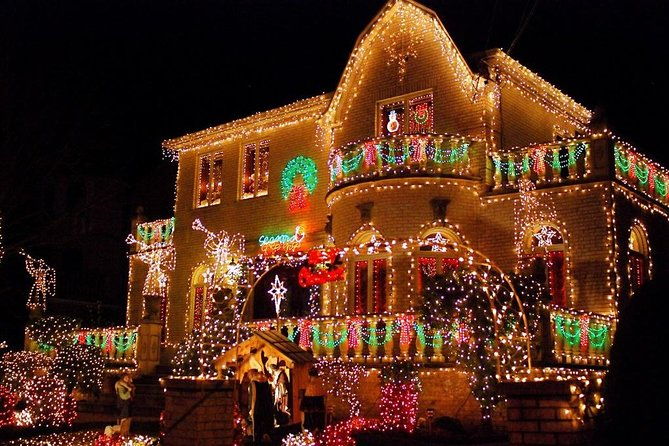 dyker-heights-christmas-lights-and-nyc-skyline-view-bus-tour