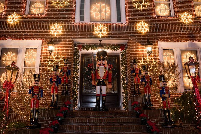 dyker-heights-christmas-lights-and-nyc-skyline-view-bus-tour