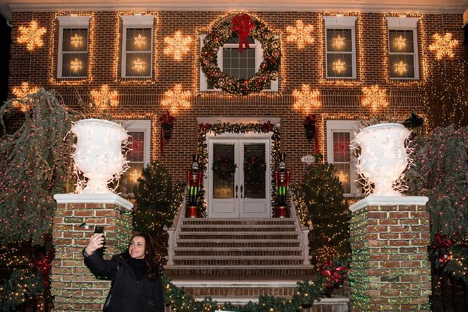 dyker-heights-christmas-lights-and-nyc-skyline-view-bus-tour
