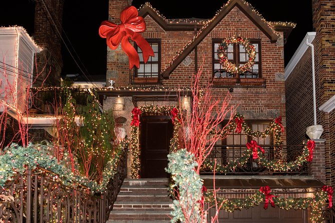 dyker-heights-christmas-lights-and-nyc-skyline-view-bus-tour