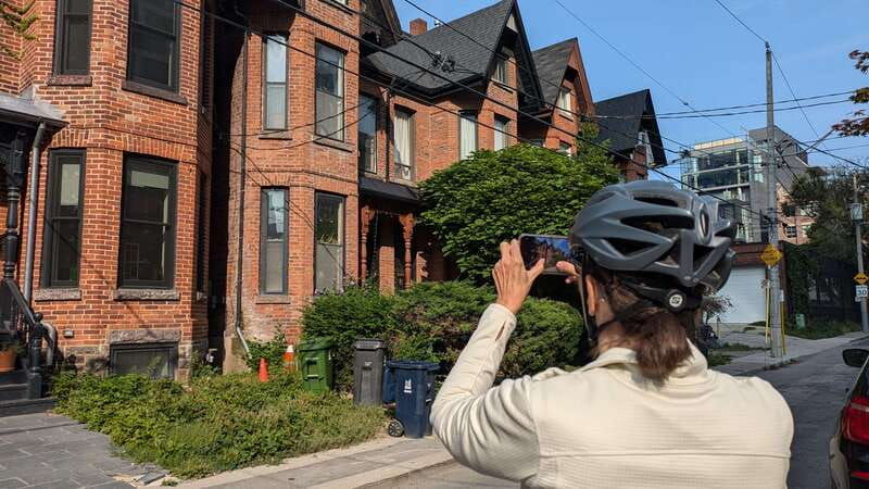 e-bike-through-torontos-dynamic-neighbourhoods