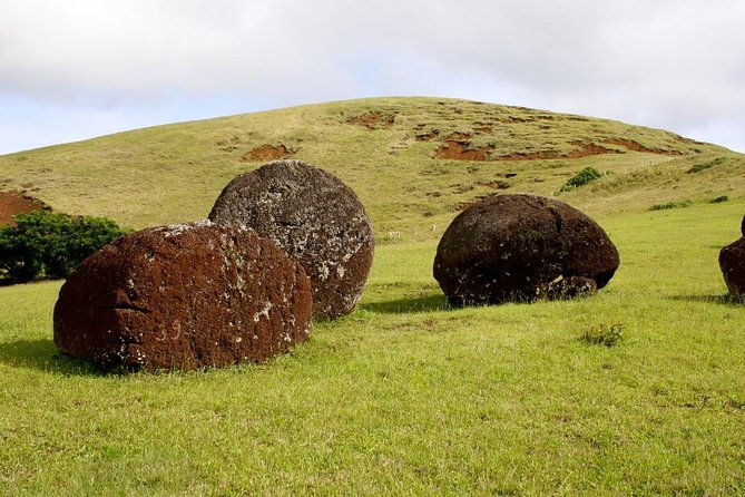 easter-island-moai-archaeology-tour-ahu-akivi-ahu-tahai-and-puna-paua-quarry
