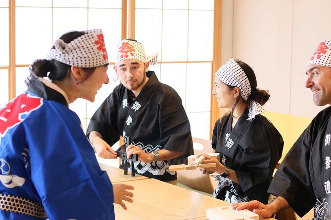 easy-for-everyone-now-you-can-play-handmade-mini-shamisen-and-show-off-to-everyone-musical-instruments-sweets-and-live-music