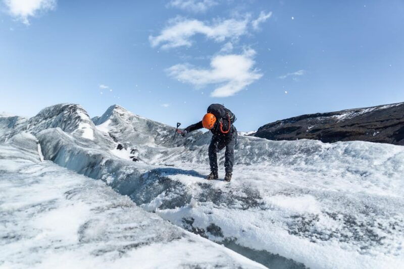 easy-hike-on-solheimajokull-glacier-2