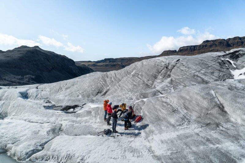 easy-hike-on-solheimajokull-glacier-2