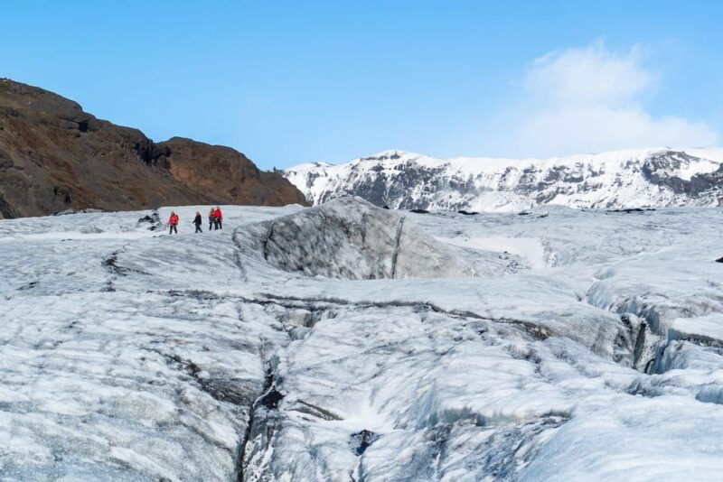 easy-hike-on-solheimajokull-glacier-2