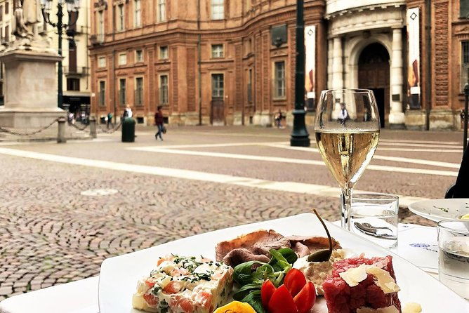 eatintour-experience-a-progressive-dinner-in-the-most-iconic-historic-venue