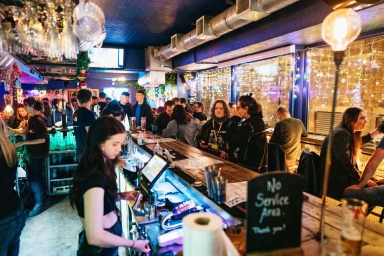 edinburgh-7-bar-pub-crawl-with-7-shots-discounts
