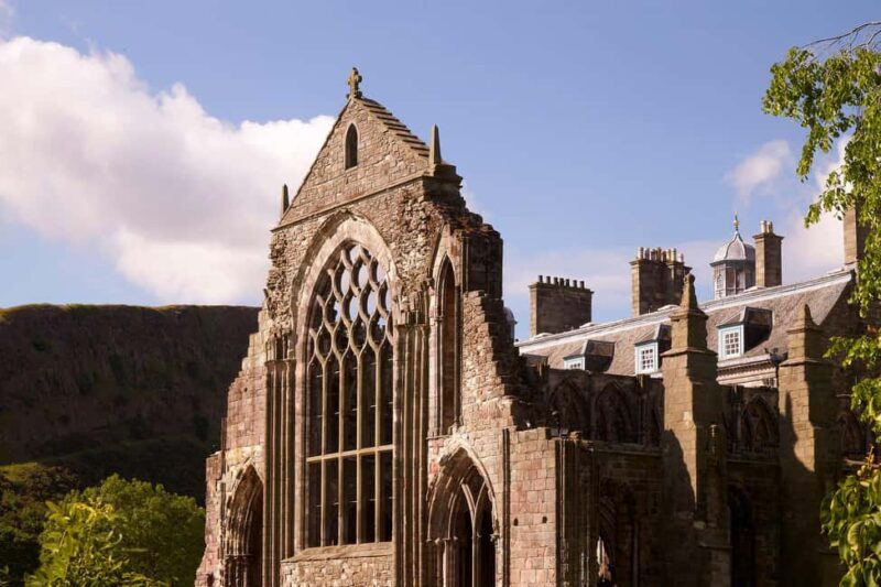 Edinburgh: Castle Guided Tour & Holyrood Palace Ticket - Key Points  