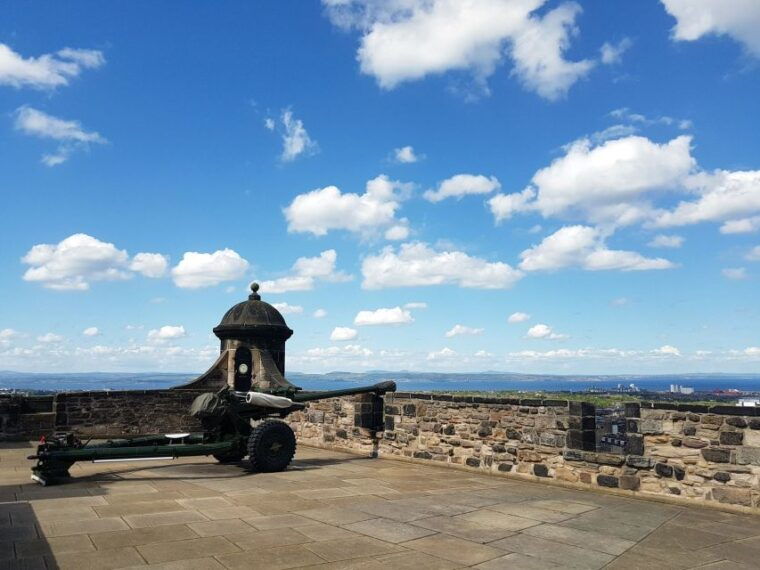 edinburgh-castle-guided-tour-with-live-guide