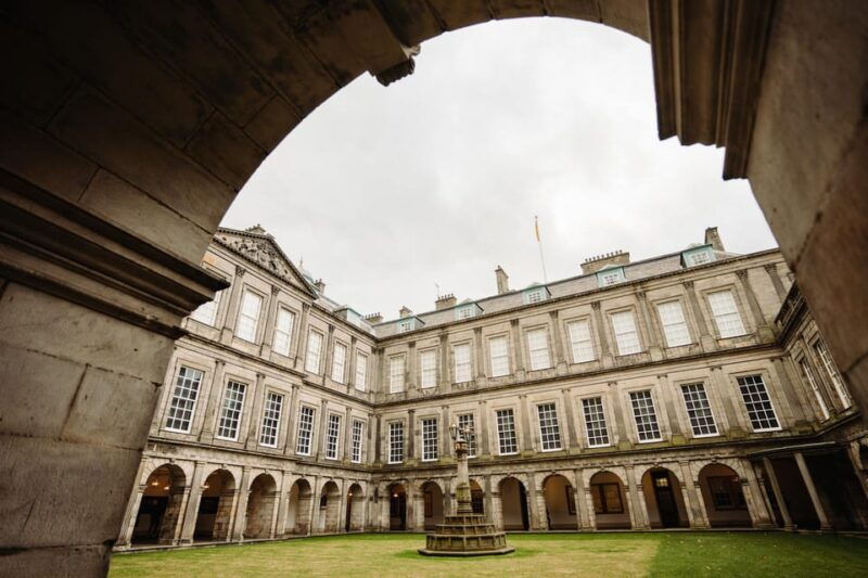 edinburgh-castle-holyrood-royal-mile-guided-tour