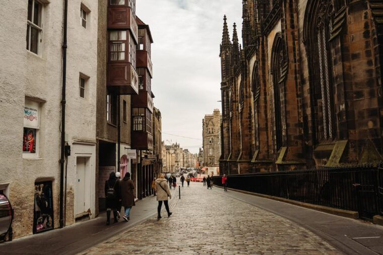 edinburgh-castle-holyrood-royal-mile-guided-tour