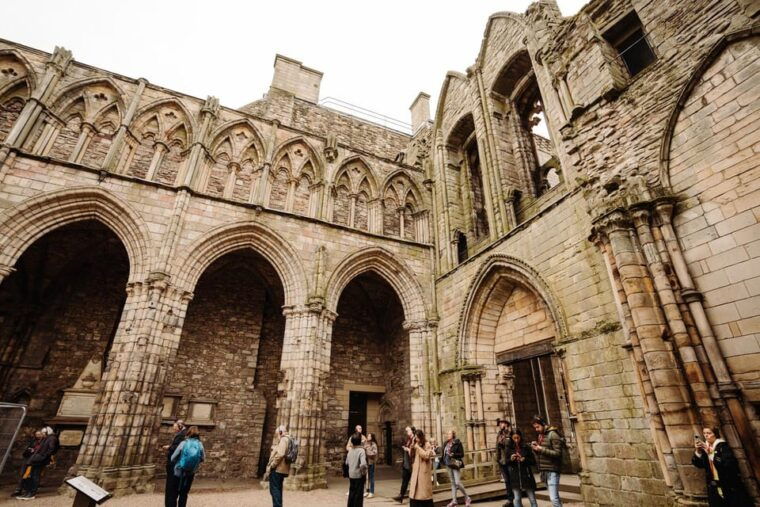 edinburgh-castle-vip-early-access-royal-mile-holyrood
