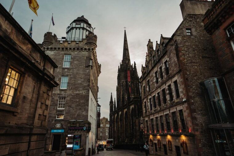 edinburgh-castle-vip-early-access-royal-mile-holyrood
