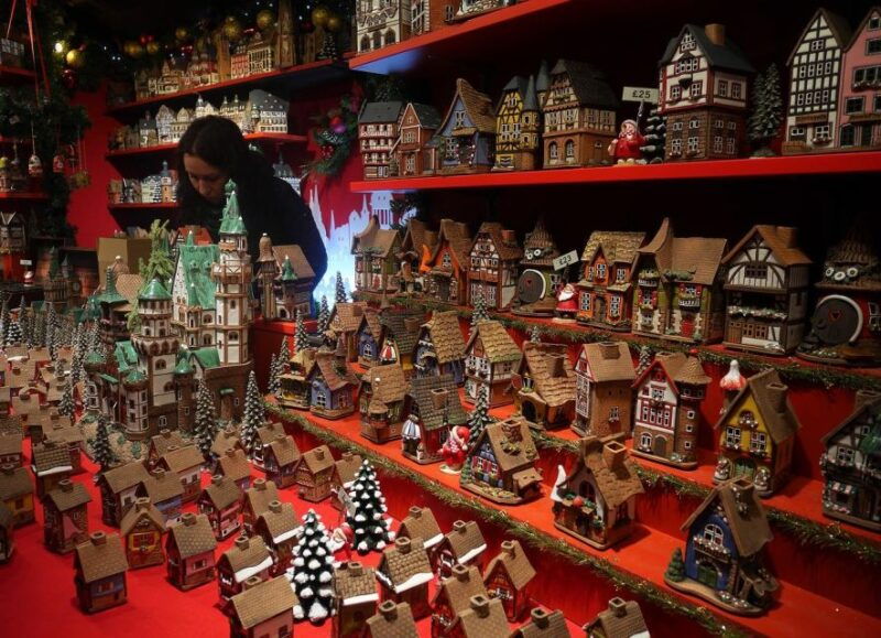 edinburgh-christmas-walking-tour-with-gingerbread-treat