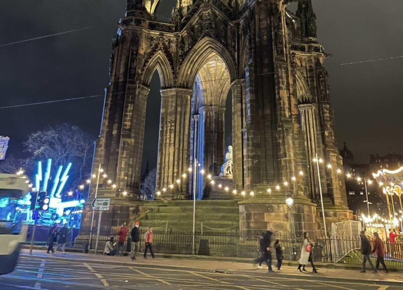 edinburgh-christmas-walking-tour-with-gingerbread-treat