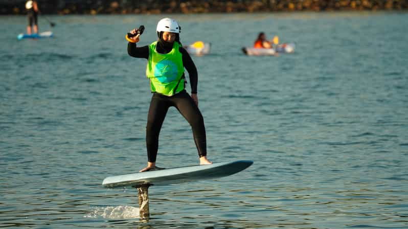 edinburgh-fly-over-water-on-an-electric-hydrofoil-surfboard