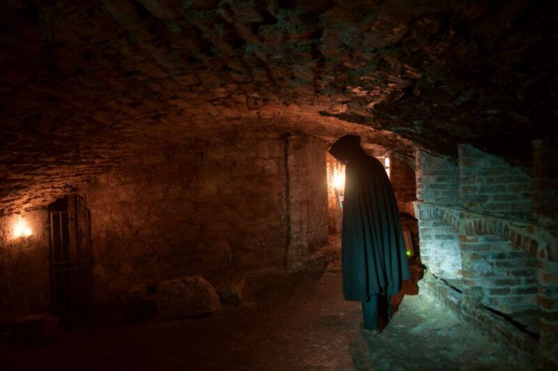 edinburgh-ghostly-underground-vaults-small-group-tour