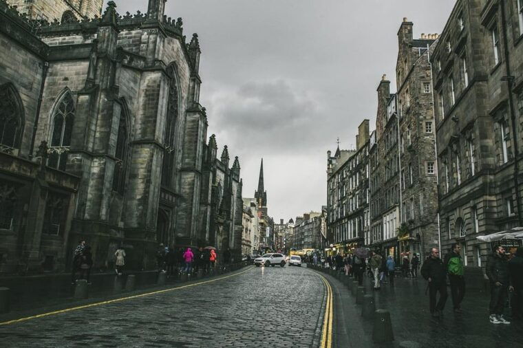 edinburgh-harry-potter-tour-palace-of-holyrood-entry