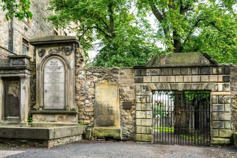 edinburgh-haunted-underground-vaults-and-graveyard-tour