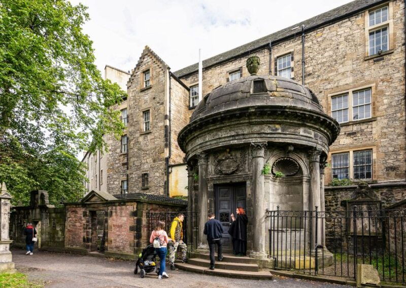 edinburgh-haunted-underground-vaults-and-graveyard-tour