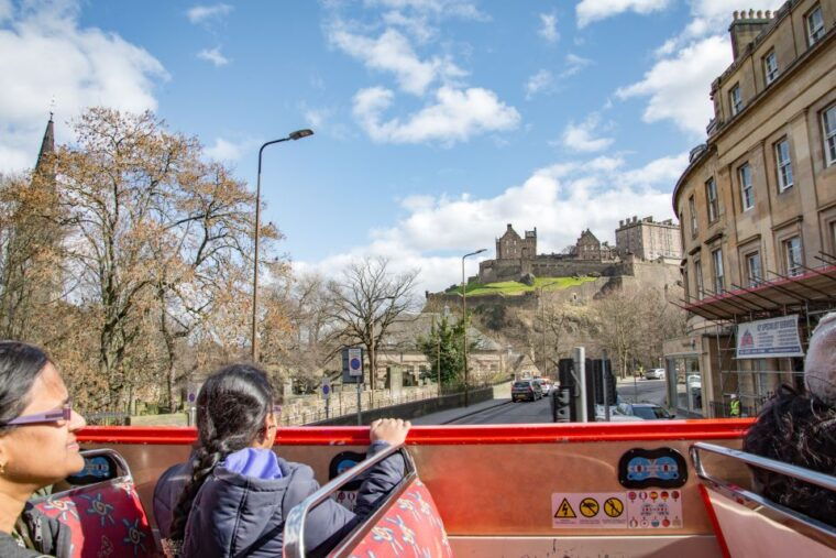 edinburgh-hop-on-hop-off-bus-pass-with-3-city-tours