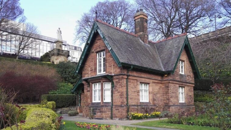 edinburgh-new-town-city-walking-tour-exploration-game
