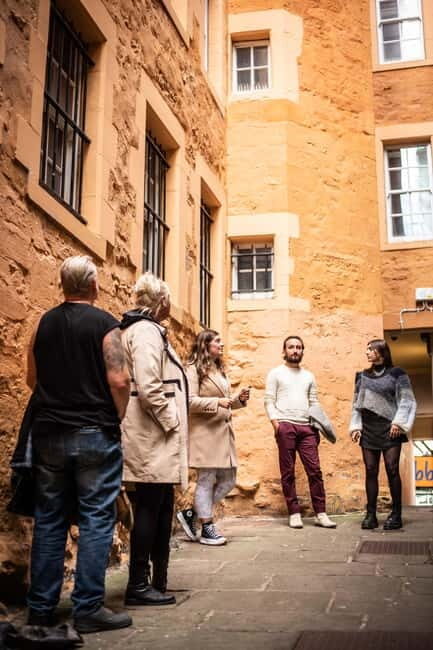 Edinburgh: Old Town Walking Tour with Holyrood Entry - Key Points  