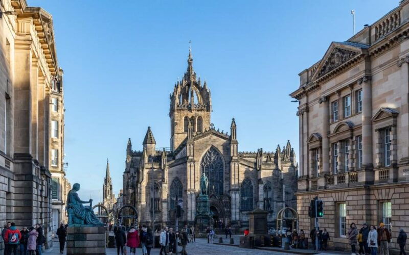 edinburgh-royal-mile-walking-tour-exploration-game