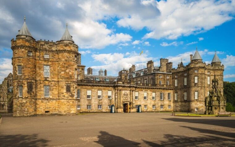 edinburgh-royal-mile-walking-tour-exploration-game
